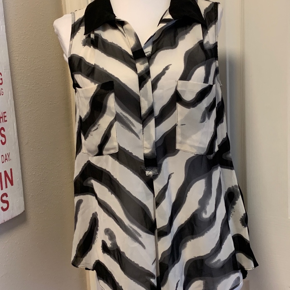 Like‎ New! BCBGMAXAZRIA Sleeveless Top Pleated Back